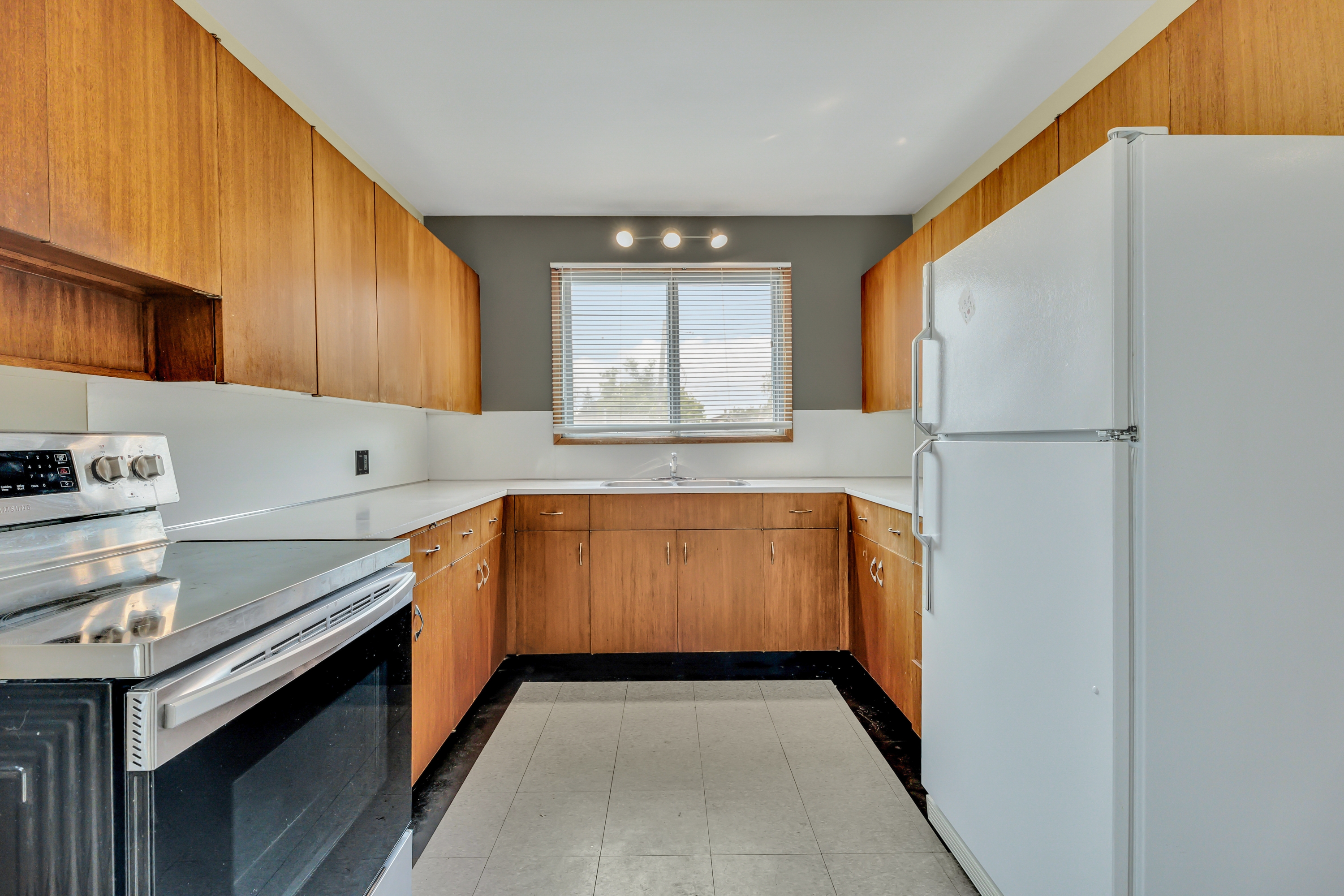 568 Cathedral Avenue - 566
